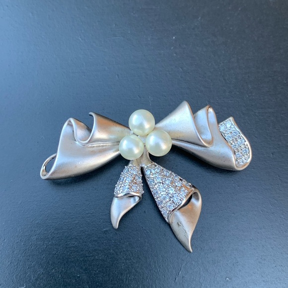 Sterling Silver & Pearls & Diamonds Brooch - Picture 2 of 5